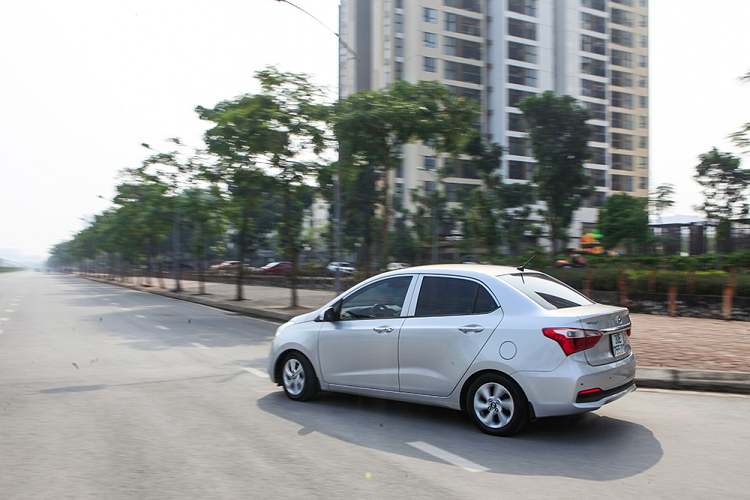 Nói về cảm giác lái, anh Linh nhận xét chiếc xe của mình chạy khá ổn định trong phố. Hệ thống vô lăng xử lý chính xác, thân xe đầm chắc ở các dải tốc độ khác nhau… ngay cả khi xe đã chạy đến 90.000 km sau hơn 2 năm sử dụng. Thậm chí, trong một số lần phải di chuyển trên các cung đường xấu, độ chắc chắn của xe cũng khiến người lái và hành khách trong xe không có cảm giác khó chịu.