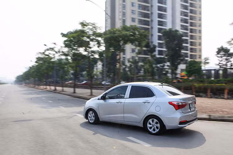 Nói về cảm giác lái, anh Linh nhận xét chiếc xe của mình chạy khá ổn định trong phố. Hệ thống vô lăng xử lý chính xác, thân xe đầm chắc ở các dải tốc độ khác nhau… ngay cả khi xe đã chạy đến 90.000 km sau hơn 2 năm sử dụng. Thậm chí, trong một số lần phải di chuyển trên các cung đường xấu, độ chắc chắn của xe cũng khiến người lái và hành khách trong xe không có cảm giác khó chịu.