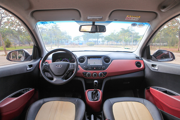 Dù được sử dụng rất nhiều trong hơn 2 năm, hệ thống vô lăng vẫn khá mới. Phần chữ hiển thị chức năng điều khiển chức năng trên vô lăng chưa có dấu hiệu mờ. Phần nhựa ở bảng điều khiển trung tâm, các phím xoay/bấm điều khiển điều hòa vẫn rất sắc nét.