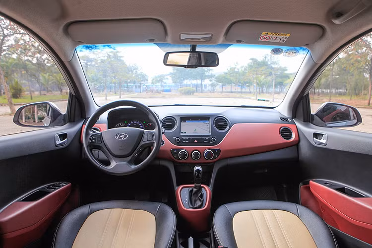 Dù được sử dụng rất nhiều trong hơn 2 năm, hệ thống vô lăng vẫn khá mới. Phần chữ hiển thị chức năng điều khiển chức năng trên vô lăng chưa có dấu hiệu mờ. Phần nhựa ở bảng điều khiển trung tâm, các phím xoay/bấm điều khiển điều hòa vẫn rất sắc nét.