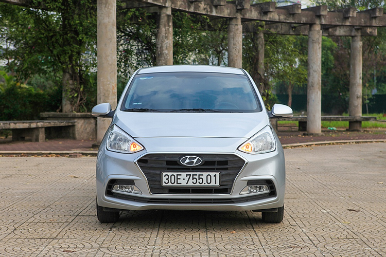 Trong bài viết này, chiếc xe được đem ra thử nghiệm là mẫu xe Hyundai Grand i10 phiên bản sedan 2017 của anh Linh đến từ Hà Nội. Anh Linh cho biết phiên bản sedan có thể đảm bảo hiệu quả sử dụng tốt cho nhiều mục đích và đặc biệt phù hợp với những gia đình có con nhỏ hay cá nhân làm kinh doanh. Bản thân anh Linh cũng là một tài xế công nghệ và chiếc xe này đã đồng hành cùng anh trong suốt 2 năm qua, với hơn 90.000 km ở nhiều loại địa hình.