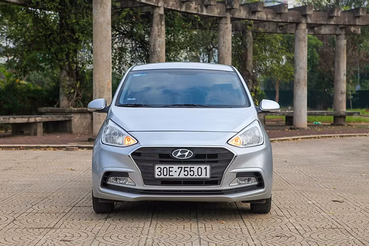 Trong bài viết này, chiếc xe được đem ra thử nghiệm là mẫu xe Hyundai Grand i10 phiên bản sedan 2017 của anh Linh đến từ Hà Nội. Anh Linh cho biết phiên bản sedan có thể đảm bảo hiệu quả sử dụng tốt cho nhiều mục đích và đặc biệt phù hợp với những gia đình có con nhỏ hay cá nhân làm kinh doanh. Bản thân anh Linh cũng là một tài xế công nghệ và chiếc xe này đã đồng hành cùng anh trong suốt 2 năm qua, với hơn 90.000 km ở nhiều loại địa hình.