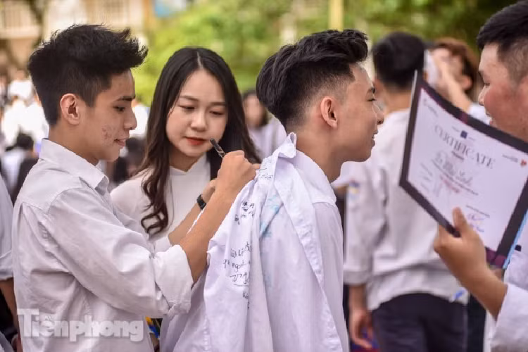 Sau ngày hôm nay thôi, quãng đời học sinh của các bạn sẽ dừng bước, chuyển sang giai đoạn mới. 