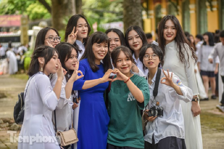 Những cảm xúc dù không được nói ra nhưng nhìn gương mặt của các bạn thì cũng đủ hiểu, vẫn còn rất nhiều tiếc nuối và lưu luyến với mái trường, thầy cô và bạn bè thân yêu...