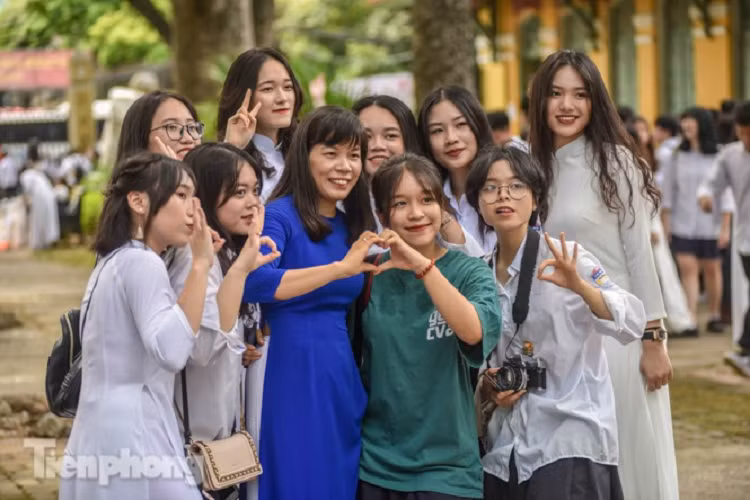 Những cảm xúc dù không được nói ra nhưng nhìn gương mặt của các bạn thì cũng đủ hiểu, vẫn còn rất nhiều tiếc nuối và lưu luyến với mái trường, thầy cô và bạn bè thân yêu...