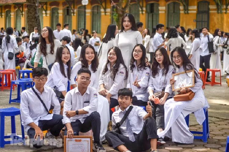 Đối với các bạn khối 12 nói riêng, đây thực sự là một buổi lễ với những khoảnh khắc xúc động nhất, thiêng liêng nhất trong đời học sinh.