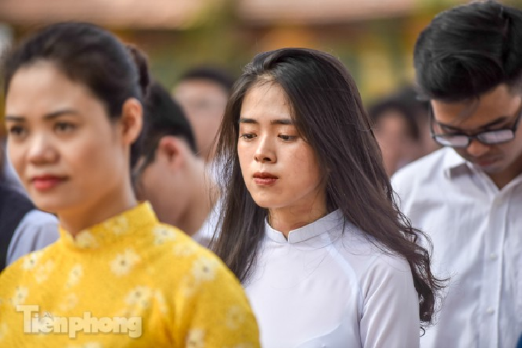 Học sinh lớp 12 trao lại kỷ niệm cho ban giám hiệu nhà trường.