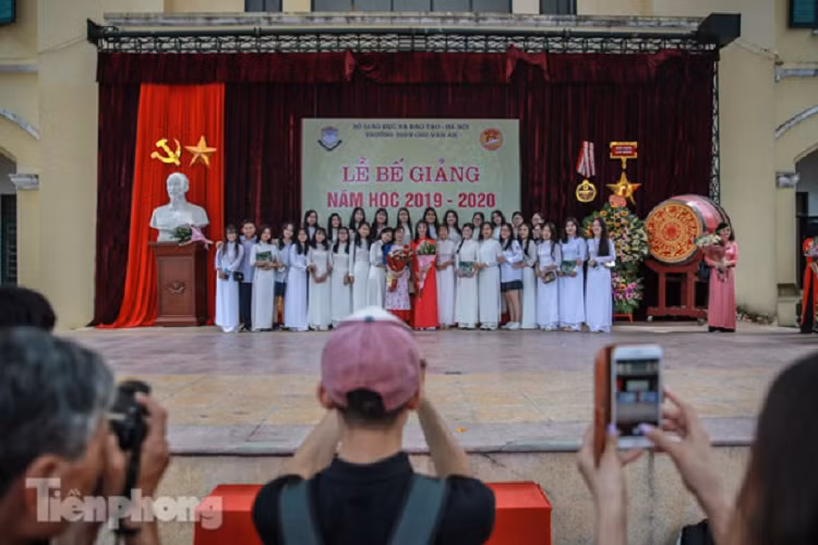 Như mọi năm, tham gia buổi bế giảng nữ sinh trường Chu Văn An lại khoác lên mình những chiếc áo dài trắng tinh khôi dịu dàng, duyên dáng.