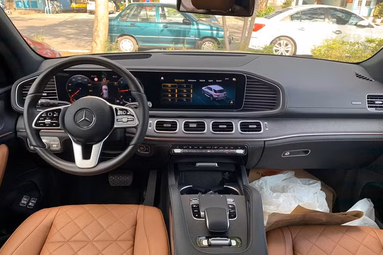 Mercedes-Benz GLE 350d AMG 2020 đầu tiên tại Việt Nam được nhập khẩu nguyên chiếc từ Mỹ. Xeược trang bị rất nhiều option hiện đại đi kèm như hàng ghế thứ 2 chỉnh điện 6 hướng, ngả lưng ghế, tính năng Easy Entry giúp cho việc ra vào hàng ghế thứ 3 dễ dàng hơn, các giao thức kết nối điện thoại thông minh, cổng sạc 5V, USB TypeC cho cả 3 hàng ghế...