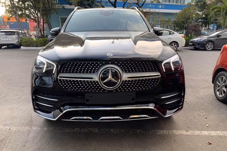 Mẫu Mercedes-Benz GLE 350d AMG 2020 mới cập bến nước ta tuy được nhập khẩu theo diện tư nhân nhưng lại sở hữu gói trang bị AMG thể thao và động cơ dầu diesel. Chính vì vậy, giá bán của xe theo đó cũng cao hơn khoảng 2 tỷ so với phiên bản GLE 450 chính hãng.