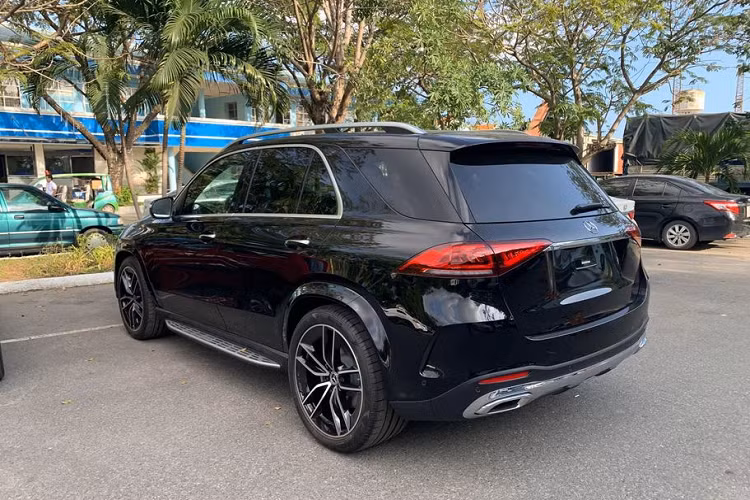 Trang bị hộp số là loại tự động 9 cấp và hệ dẫn động 4 bánh toàn thời gian. Giá xe Mercedes-Benz GLE 350d AMG 2020 nhập Mỹ về Việt Nam được đơn vị nhập khẩu đưa ra là 275.000 USD (khoảng 6,3 tỷ đồng).