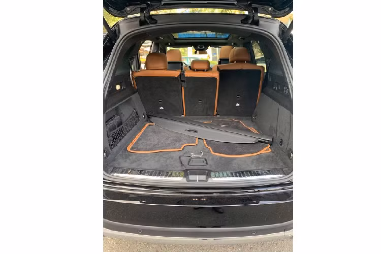 Toàn bộ khoang cabin được bao phủ gần như hoàn toàn bằng da Designo màu nâu cao cấp, kèm theo đó là các trang bị như 2 màn hình lớn cho hệ thống giải trí, cửa sổ trời toàn cảnh, hệ thống MBUX cùng 13 loa Burmester hàng hiệu, điều hoà tự động 2 vùng độc lập...