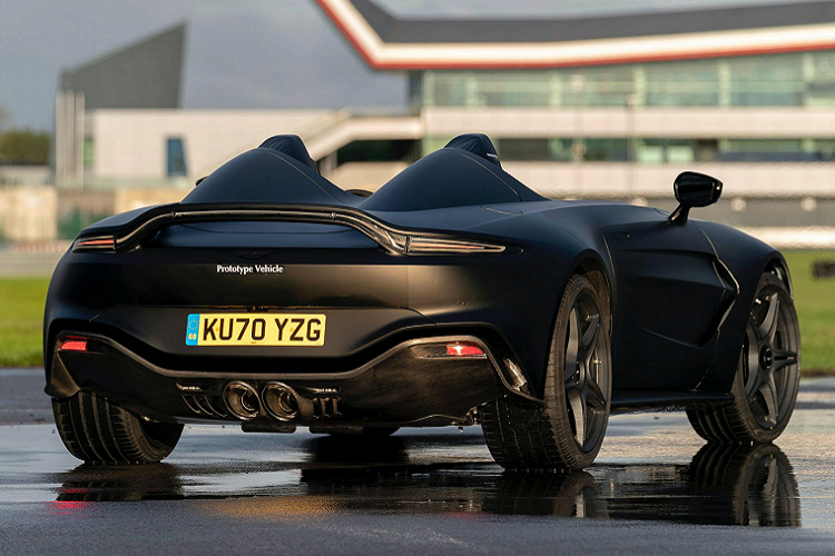 Ở phía sau, cản va bằng sợi carbon lộ rõ với các chi tiết trang trí ống xả lớn hơn và 6 lỗ đục ở hai bên sườn pô. Ở phiên bản chạy thử nghiệm, phần nắp cong sau ghế ngồi (aero cowling) được sơn hoàn toàn trong màu đen mờ thay vì chất liệu carbon/thủy tinh như ở bản trưng bày.