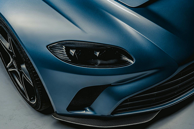 Sức mạnh của V12 Speedster đến từ động cơ V12 tăng áp kép 5,2L cho công suất 690 mã lực và mô-men xoắn 752 Nm, đủ để chiếc roadster chạy nước rút từ 0-100 km / h trong 3,5 giây và đạt tốc độ tối đa 300 km / h.