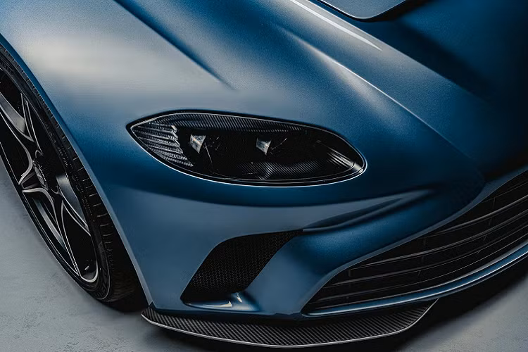 Sức mạnh của V12 Speedster đến từ động cơ V12 tăng áp kép 5,2L cho công suất 690 mã lực và mô-men xoắn 752 Nm, đủ để chiếc roadster chạy nước rút từ 0-100 km / h trong 3,5 giây và đạt tốc độ tối đa 300 km / h.