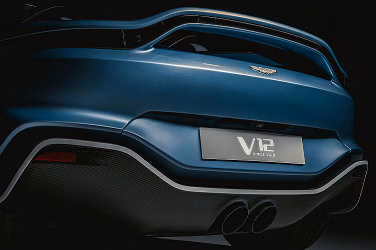 Giá xe Aston Martin V12 Speedster khi ra mắt thị trường sẽ khởi điểm từ 765.000 bảng Anh, tương đương 986.800 USD (khoảng 23 tỷ đồng).