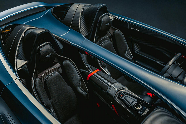 Aston Martin V12 Speedster đặc biệt sử dụng kiến trúc khung gầm bằng nhôm độc quyền đồng thời kết hợp nền tảng của 2 anh cả là Aston Martin Vantage và DBS Superleggera. Trọng lượng xe không được tiết lộ nhưng chỉ tính riêng việc thân xe sử dụng hoàn toàn bằng sợi carbon và không có mui xe cũng như kính chắn gió thì V12 Speedster hẳn là rất nhẹ.