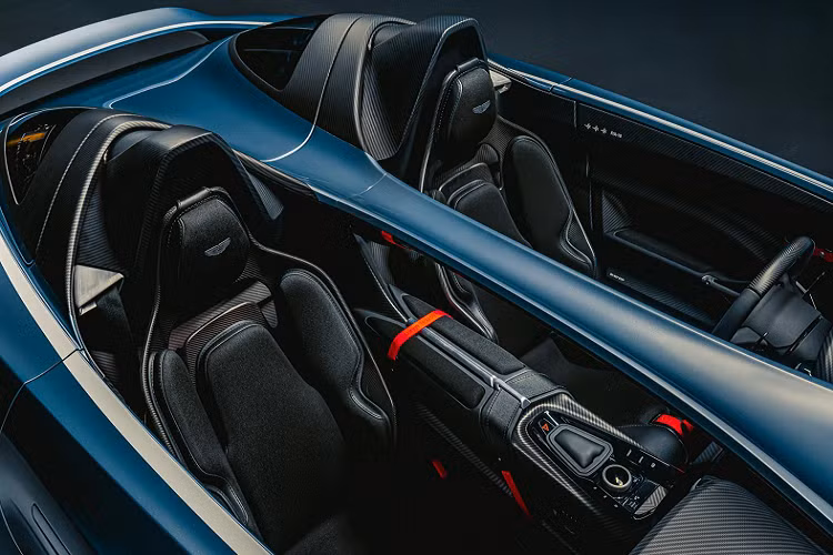 Aston Martin V12 Speedster đặc biệt sử dụng kiến trúc khung gầm bằng nhôm độc quyền đồng thời kết hợp nền tảng của 2 anh cả là Aston Martin Vantage và DBS Superleggera. Trọng lượng xe không được tiết lộ nhưng chỉ tính riêng việc thân xe sử dụng hoàn toàn bằng sợi carbon và không có mui xe cũng như kính chắn gió thì V12 Speedster hẳn là rất nhẹ.