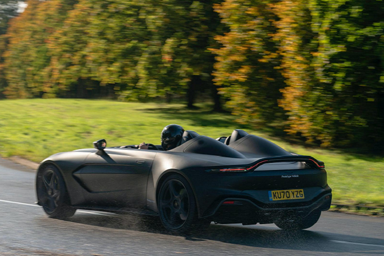 Khoang lái sử dụng chất liệu carbon và da bọc yên ngựa được hoàn thiện thủ công, chrome, nhôm và cao su in 3D. Đặc biệt, thay vì trang bị hộp đựng găng tay truyền thống, Aston Martin sử dụng túi da có thể tháo rời. Không gian chứa đồ nằm chủ yếu sau ghế không trang bị mui che.