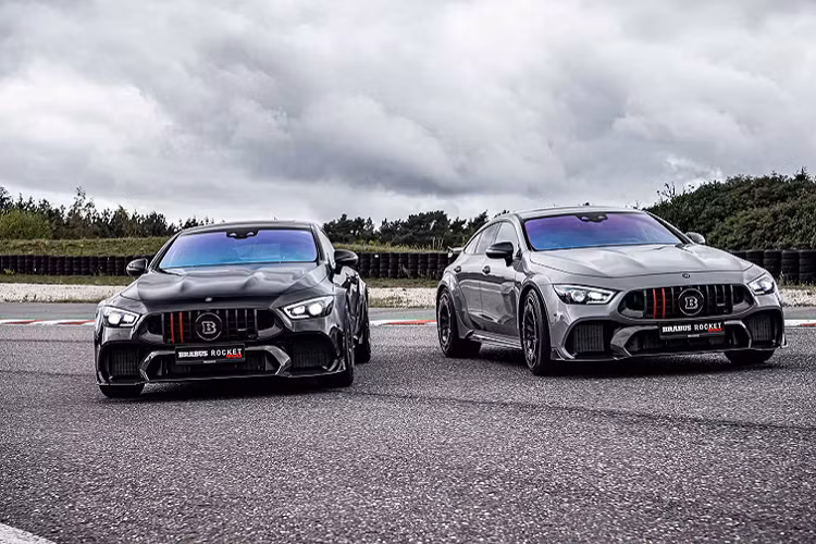 Ngoại thất khí động học của bản độ Brabus Rocket 900 được hãng phát triển trong đường hầm gió, nhằm tăng lực nén xuống mặt đường để đạt độ ổn định cho xe khi xử lý ở tốc độ cao. “Dàn chân” của xe đi kèm với bộ mâm “Monoblock Z” kích thước 21 và 22 inch trước sau. Brabus đã phát triển hệ thống treo (khí nén) mới cho xe, giúp hạ trọng tâm xe khoảng 1 inch (25 mm) với các chế độ Comfort (Thoải mái) và Thể thao (Sport) có thể lựa chọn.