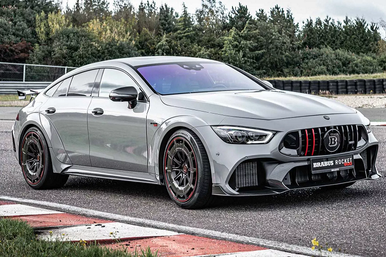 Như nhiều dòng sản phẩm khác của Mercedes-AMG, Brabus đã chọn phiên bản “flagship” Mercedes-AMG GT 63 S 4MATIC+ của dòng GT 4-Door Coupé mới làm “xe nền” để độ thành mẫu xe Brabus Rocket 900 “One of Ten”. Cái tên “One of Ten” đằng sau tên gọi – Brabus Rocket 900 thể hiện số lượng sản xuất của siêu phẩm này trọn vẹn 10 chiếc để đảm bảo sự độc quyền cho các chủ sở hữu.