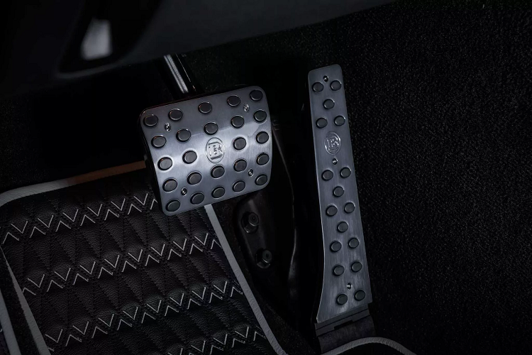 So với nguyên mẫu Mercedes-AMG GT 63 S 4MATIC+, ngoại thất của Brabus Rocket 900 “One of Ten” mang nhiều điểm khác biệt và dễ dàng nhận diện với logo nổi bật, body thân rộng mang đến kiểu dáng hầm hố, sử dụng nhiều vật liệu sợi carbon, đi kèm với thiết kế khí động học mới với cánh gió sau nổi bật.