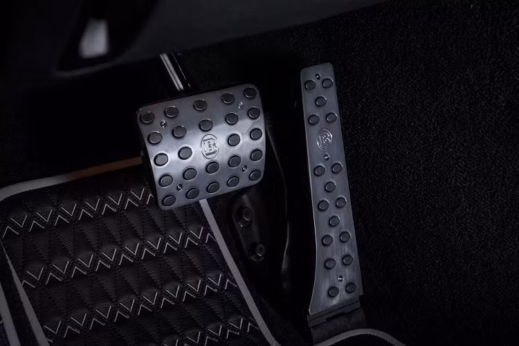 So với nguyên mẫu Mercedes-AMG GT 63 S 4MATIC+, ngoại thất của Brabus Rocket 900 “One of Ten” mang nhiều điểm khác biệt và dễ dàng nhận diện với logo nổi bật, body thân rộng mang đến kiểu dáng hầm hố, sử dụng nhiều vật liệu sợi carbon, đi kèm với thiết kế khí động học mới với cánh gió sau nổi bật.