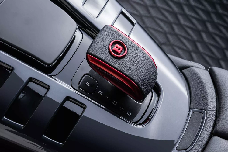 Do giới hạn cho phép của lốp xe và trọng lượng của xe, BRABUS đã giới hạn tốc độ điện tử của xe ở mức 330 km/h. Mặc dù Brabus đã bắt tay với hãng lốp PIRELLI cung cấp lốp xe hiệu suất cao dòng P ZERO cho Brabus Rocket 900 “One of Ten”. Trong khi dầu nhớt được cung cấp bởi đối tác Motul (Pháp).