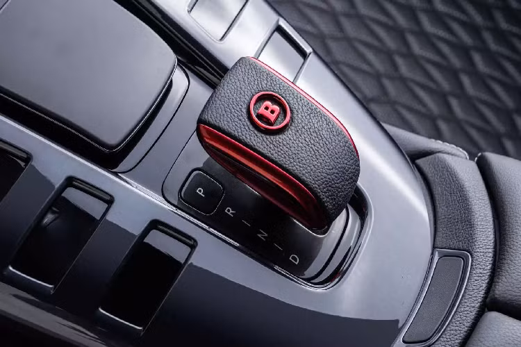 Do giới hạn cho phép của lốp xe và trọng lượng của xe, BRABUS đã giới hạn tốc độ điện tử của xe ở mức 330 km/h. Mặc dù Brabus đã bắt tay với hãng lốp PIRELLI cung cấp lốp xe hiệu suất cao dòng P ZERO cho Brabus Rocket 900 “One of Ten”. Trong khi dầu nhớt được cung cấp bởi đối tác Motul (Pháp).