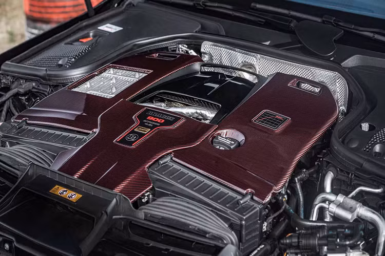 Bên cạnh đó, động cơ còn được trang bị hệ thống tăng áp kép mới để phù hợp với cấu hình động cơ mới. Brabus không tiết lộ cụ thể những thay đổi kỹ thuật chi tiết động cơ, cũng như áp suất turbo, tỷ số nén, những thay đổi về hệ thống giải nhiệt làm mát của Mercedes-AMG Rocket 900 mới.