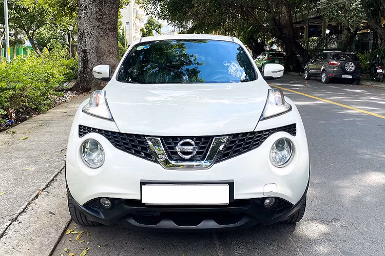Với thiết kế độc đáo “không giống ai”, mẫu xe crossover Nissan Juke từng được kỳ vọng sẽ mang đến một làn gió mới trong phân khúc crossover cỡ nhỏ. Tuy nhiên, giá cao, thiết kế không hợp thị hiếu số đông người Việt khiến Juke nhanh chóng trở thành mẫu xe “khó bán” trên thị trường. Chính vì thế, Nissan tại Việt Nam đã quyết định tạm dừng phân phối Juke tại thời điểm tháng 5/2018.