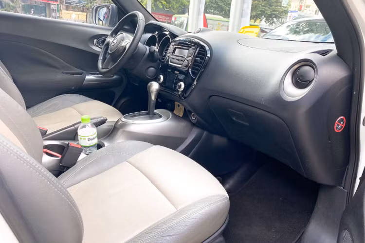 Là mẫu crossover dành cho người trẻ, Nissan Juke sở hữu nội thất thoải mái với ghế bọc Nỉ, ghế lái và phụ đều chỉnh tay với thiết kế thể thao. Trang bị hệ thống âm thanh 2DIN tích hợp với đầu đĩa CD, cổng AUX, MP3, USB, kết nối Bluetooth. Vô-lăng bọc da 3 chấu, tích hợp điều khiển âm thanh và đàm thoại rảnh tay.