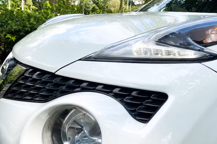 Nissan Juke 2015 được trang bị động cơ 4cyl thẳng hàng, dung tích 1.6L DIG-T cho công suất tối đa 117 mã lực tại 6.000 vòng/phút và mô-men xoắn cực đại 158Nm tại 4.000 vòng/phút. Xe được tích hợp hệ thống phun xăng đa điểm, sử dụng hộp số tự động biến thiên vô cấp X-CVT đi kèm với hệ dẫn động cầu trước.