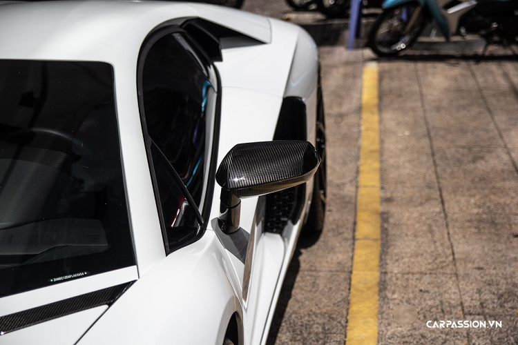 Khoang nội thất của xe được phối giữa da hai tông màu đen vàng đầy quen thuộc trên những chiếc Lamborghini.