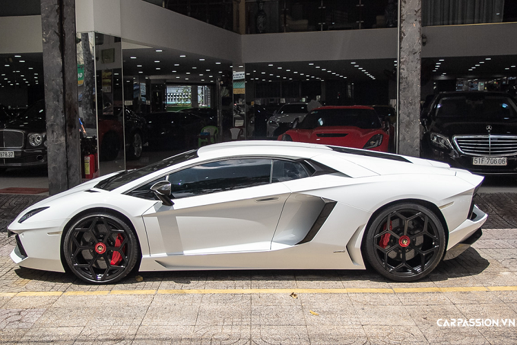 Lamborghini Aventador LP700-4 được trang bị động cơ V12 6.5 lít. Điều này giúp chiếc xe có thể sản sinh công suất lên tới 700 mã lực, mô men xoắn lên tới 690Nm.