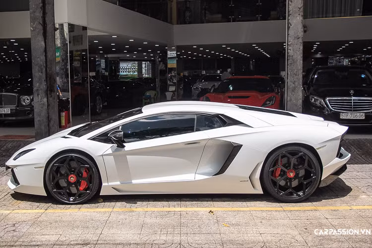 Lamborghini Aventador LP700-4 được trang bị động cơ V12 6.5 lít. Điều này giúp chiếc xe có thể sản sinh công suất lên tới 700 mã lực, mô men xoắn lên tới 690Nm.