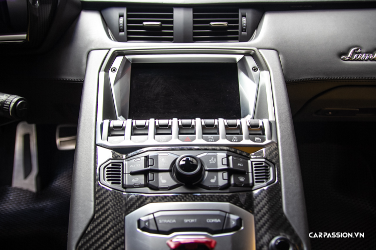 Vì vậy, nhiều vị chủ nhân muốn “đặc biệt hóa” chiếc xe của mình với những gói độ từ đơn giản cho tới phức tạp, trong đó có thể kể đến nhiều chiếc Aventador độ “khủng” như Aventador với gói độ Liberty Walk giới hạn 50 bộ toàn thế giới, Lamborghini Aventador Roadster được lên gói độ Novitec, …