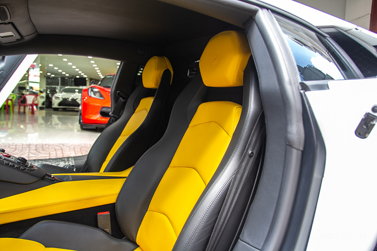 Xe sở hữu bộ mâm Novitec x Vossen NV1 màu đen mờ với khóa tâm center lock màu đỏ “tone sur tone” với màu cùm phanh của xe. Đây là một mâm được chế tạo dành cho mẫu Lamborghini Aventador SV nên chính vì thế, để lắp đặt lên chiếc xe này, những người thợ độ đã phải thay thế phần trục bánh sang dạng center lock. Gía thành cho bộ mâm này rơi vào khoảng hơn 10,000 Đô.