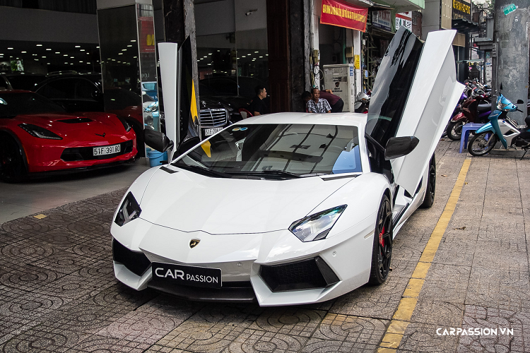 Chiếc xe có khả năng tăng tốc từ 0-100km/h trong vòng 2,9 giây trước khi đạt tốc độ lên tới 349km/h. Giá xe Lamborghini Aventador LP700-4 khi về nước được bán chính hãng khoảng hơn 20 tỷ đồng.