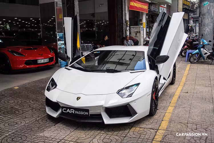 Chiếc xe có khả năng tăng tốc từ 0-100km/h trong vòng 2,9 giây trước khi đạt tốc độ lên tới 349km/h. Giá xe Lamborghini Aventador LP700-4 khi về nước được bán chính hãng khoảng hơn 20 tỷ đồng.