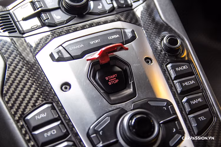 Chiếc xe được trang bị nhiều chi tiết carbon đến từ gói độ của thương hiệu Vorsteiner và Novitec như các hốc gió, gương,… Trong gói độ này còn có cả lip trước và hông cũng như cánh gió sau, nhưng sau một thời gian sử dụng thì chủ nhân đã quyết định gỡ bỏ những chi tiết độ này.