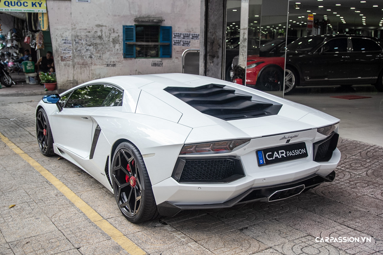 Đây cũng là nơi được nâng cấp với nhiều chi tiết carbon như các miếng ốp trên bụng cửa, bảng đồng hồ hiển thị tốc độ,…Ngoài ra, xe còn được nâng cấp thêm hệ thống xả Armytrix đem lại tiếng kêu đầy uy lực của động cơ V12.