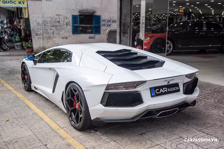 Đây cũng là nơi được nâng cấp với nhiều chi tiết carbon như các miếng ốp trên bụng cửa, bảng đồng hồ hiển thị tốc độ,…Ngoài ra, xe còn được nâng cấp thêm hệ thống xả Armytrix đem lại tiếng kêu đầy uy lực của động cơ V12.