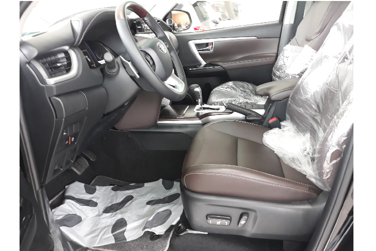 Trang bị “đồ chơi” tiện nghi, giải trí và hỗ trợ lái trên Fortuner 2.8L “full options” cũ rất đủ dùng với nhiều trang bị thiết thực như: Đề nổ nút bấm (Start/Stop), ghế ngồi bọc Da + ghế lái chỉnh điện, trang bị điều hoà tự động 2 vùng, DVD 7 inch, 6 loa, vô lăng có lẫy chuyển số + cruise control, cốp điện. Trang bị nhiều hệ thống an toàn chủ động, 7 túi khí, camera lùi…