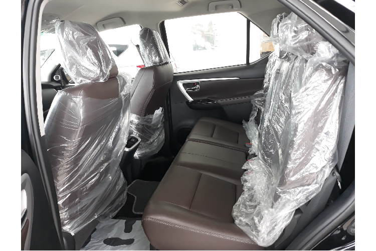 Với giá bán khoảng 1,12 tỷ đồng, Toyota Fortuner 2.8L 4x4 AT phiên bản cũ trở thành “của hời” dành cho những khách hàng yêu thích dòng xe Fortuner, không đặt nặng kiểu dáng và trang bị.