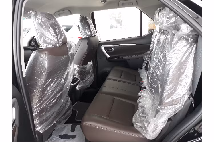 Với giá bán khoảng 1,12 tỷ đồng, Toyota Fortuner 2.8L 4x4 AT phiên bản cũ trở thành “của hời” dành cho những khách hàng yêu thích dòng xe Fortuner, không đặt nặng kiểu dáng và trang bị.