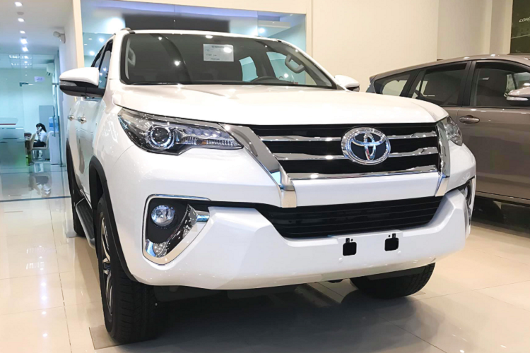 So với Fortuner phiên bản máy dầu 2.8L 2021 mới ra mắt, lựa chọn Fortuner phiên bản cũ giúp người mua tiết kiệm khoảng 260 triệu đồng nếu so với lựa chọn Toyota Fortuner 2.8L 4x4 AT 2021 đang có giá bán 1,388 tỷ đồng, hoặc hơn 300 triệu đồng so với lựa chọn Toyota Fortuner 2.8L 4x4 AT bản Legender 2021 có giá bán từ 1,4 tỷ đồng.