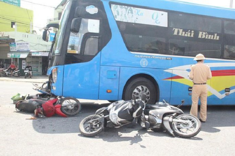 Dung cho doan xe tang cho liet si di qua, 4 xe may bi xe khach huc vang-Hinh-2