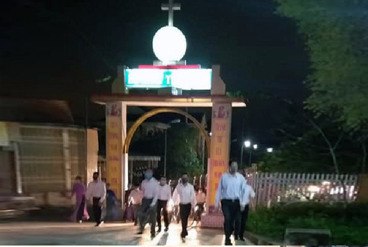 Hang tram nguoi di le nha tho o Ha Tinh trong dich Covid-19