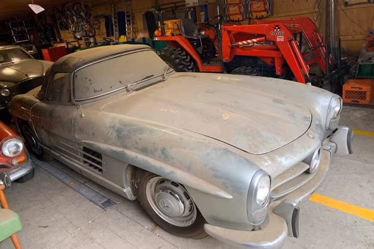 Điều đặc biệt đối với chiếc xe này là chiếc xe được chủ nhân ở vùng Trung Tây (Mỹ) giấu kỹ trong nhà kho của mình trong suốt hơn 40 năm. Do đó, tình trạng của chiếc xe xuống cấp khá nhiều với gần như toàn bộ chi tiết ngoại thất và nội thất đều bị biến dạng theo thời gian.